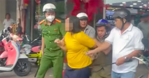 cong an khong che nguoi phu nu cam dao toi tiem vang dap pha 2123