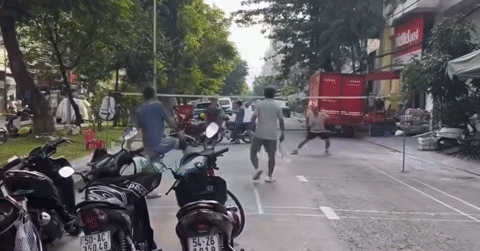 Cong An Lam Viec Voi Nhom Nguoi Giang Luoi Danh Cau Long Giua Duong O Tphcm 978