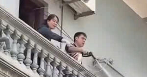 cong an vao cuoc nguoi dan ong ha noi xit nuoc vao tho dang lam viec tren cao 1352