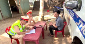 csgt dak lak bat nong nghi pham cuop vang dang chay tron tren xe khach 785