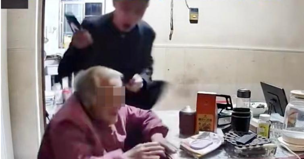 Cu Ba 92 Tuoi Bi Con Trai Hanh Hung Co Hanh Dong Kho Tin Sau Khi Ra Vien 1456