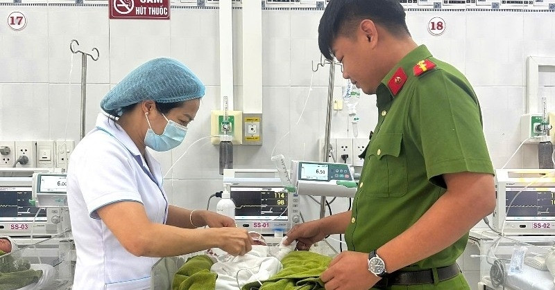 Cuu Be Gai So Sinh 32Kg Bi Vui Lap Sau Day Nha Cong Ty 1327