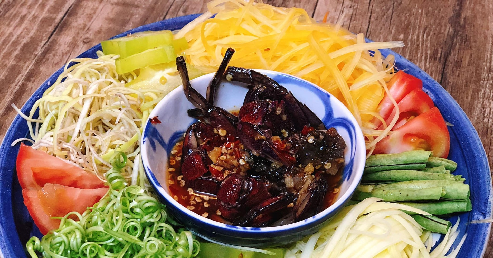 dac san nuc tieng ca mau co 10 chan mai san sui nhin tuong cua dong 1544