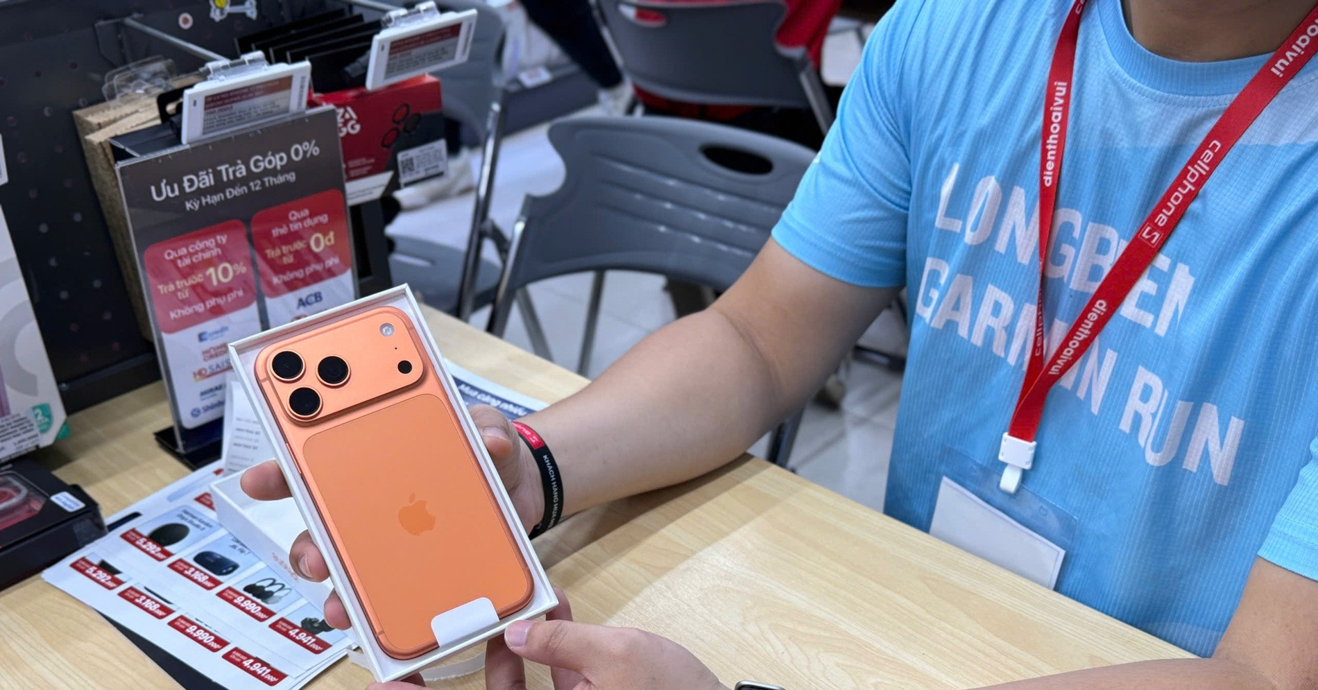 dan trung quoc phat cuong vi iphone 17 mau cam 435