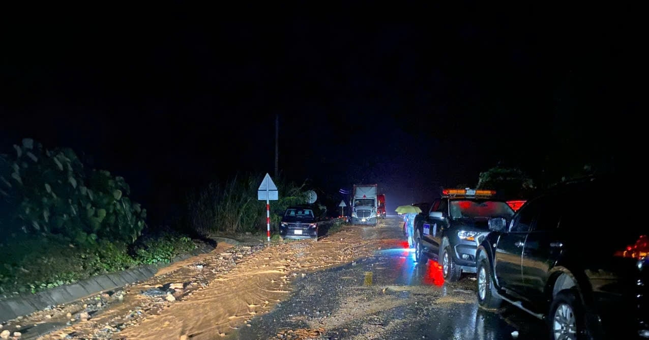 Dat Da Do Trung O To Khi Xe Qua Deo Khanh Le 4 Nguoi Tu Vong 234