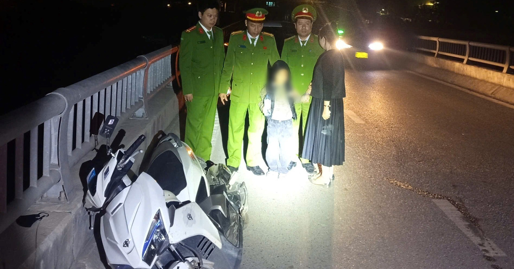 Dau Buon Vi Chong Mat Nguoi Phu Nu Dinh Nhay Song Tu Tu Cung Con 1097