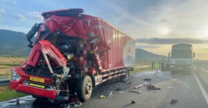 Dau O To Bep Dum Sau Tai Nan Huy Dong Xe Cau Cuu Tai Xe Mac Ket Trong Cabin 587