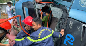 Dau Xe Tai Bep Dum Sau Khi Bi Lat Canh Sat Cat Cabin Giai Cuu Nan Nhan Mac Ket 1813