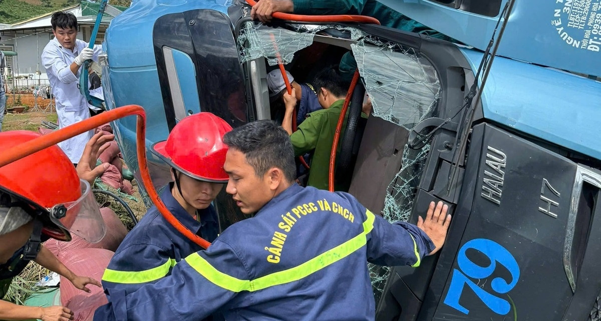 Dau Xe Tai Bep Dum Sau Khi Bi Lat Canh Sat Cat Cabin Giai Cuu Nan Nhan Mac Ket 1813