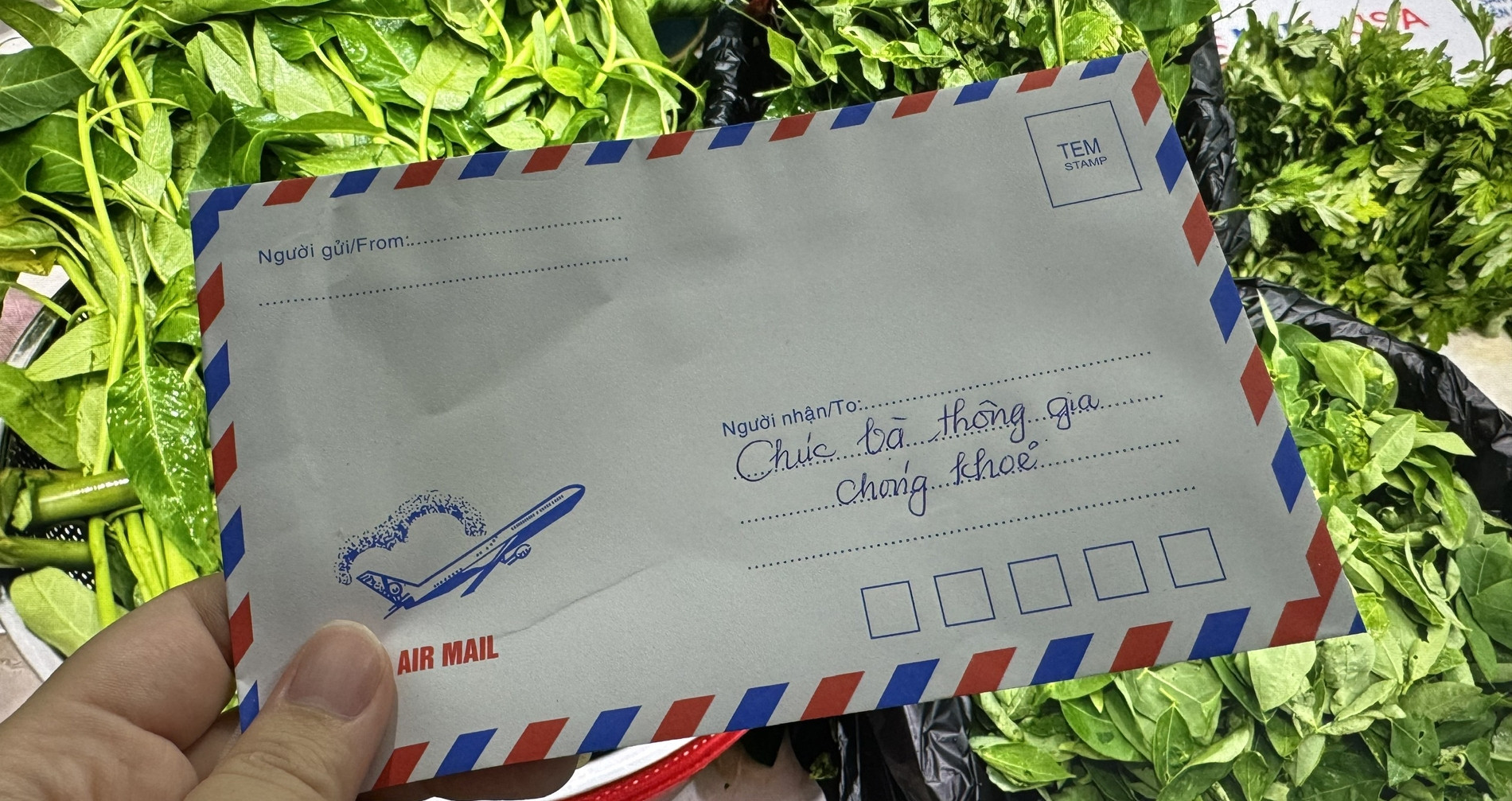 Di 500Km Tham Thong Gia Gap Nan Vo Chong Ngheo Gui Qua Khien Ca Nha Xuc Dong 333Fb58D03B44Bbaa6B1Cb3