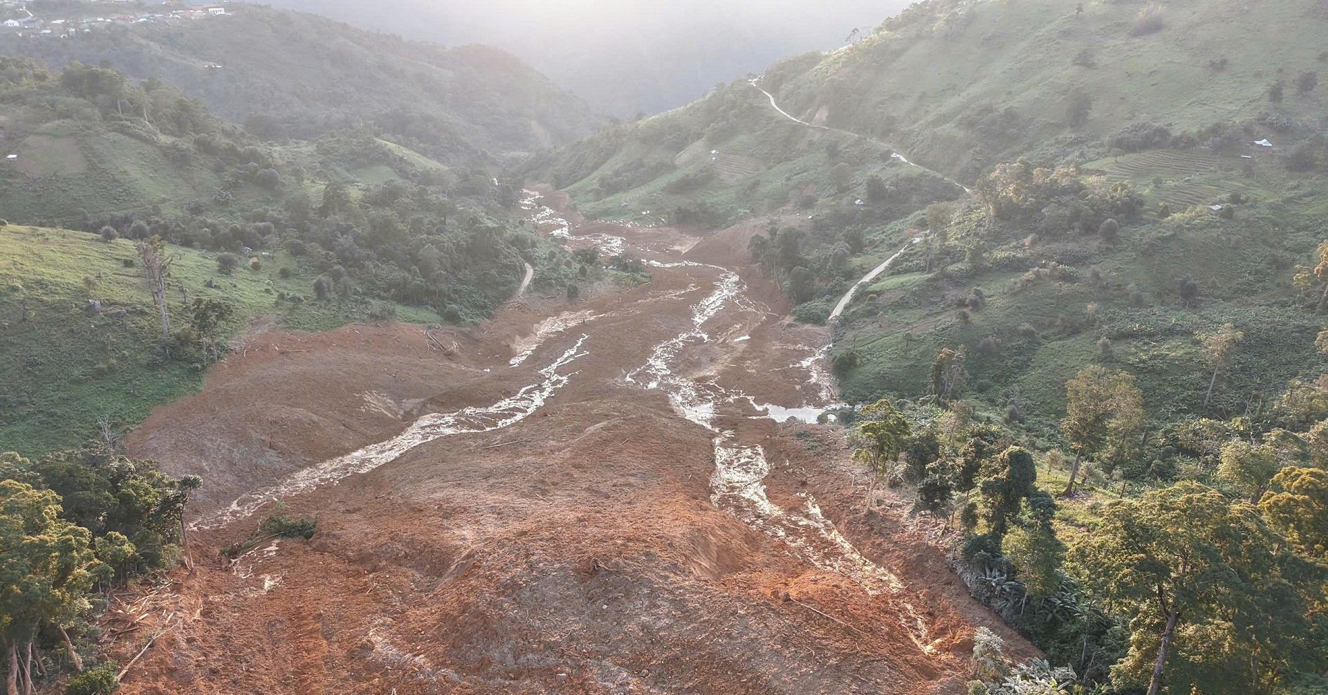 Di Doi Khan Cap 664 Nguoi Sau Vu Sat Lo Kinh Hoang Giua Troi Nang Rao O Da Nang 2621