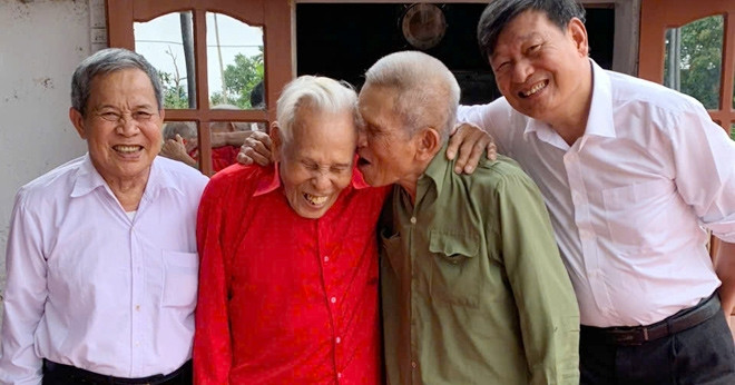 di gan 200km ve tham em trai 95 tuoi anh 103 tuoi reo vui phut hoi ngo 1427