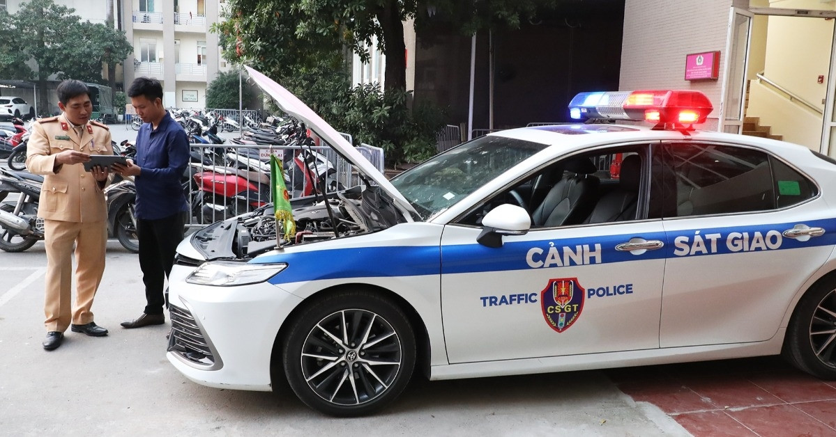 Diem Dac Biet Cua Den Giao Thong Ai O Ha Noi Tu Xanh Khi Thay Xe Dan Doan 98