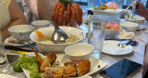 Dong Nghiep Ne Dam Cuoi O Khach San Vi So Ton Kem Gui Tien Mung Gay Sung So A50D89Fdc6444Ac090Dcaf28