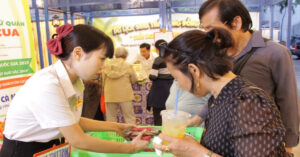 Dong Nguoi Do Ve Le Hoi Am Thuc Cua Ca Mau Gian Hang Ban 100Kg Trong 2 Gio 3817