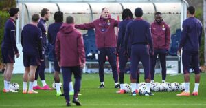 Englandteam1311New 17629954550611995742331 60 0 380 612 Crop 1762995668697228335500