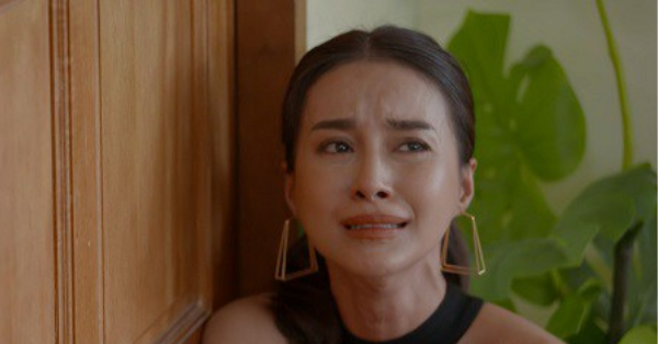 gap dung co em chong giac ben ngo mo mieng la che bai chi dau cao thu co man phan chien cuc gat khie