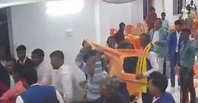 Gia Dinh Co Dau Chu Re Hon Chien Vi Mon Trang Mieng Trong Dam Cuoi 1630