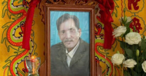 Gia Dinh Dua Thuong Tin Di An Tang Hang Xom Lang Le Doi Theo 2321