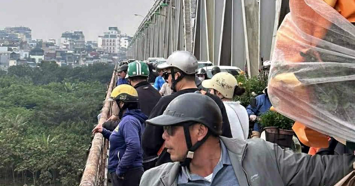 Ha Noi Nguoi Phu Nu Bo Lai Xe May Roi Nhay Cau Chuong Duong 1802