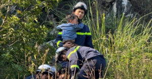 Hai Chau Be Roi Xuong Ho Sau O Ha Noi 3815