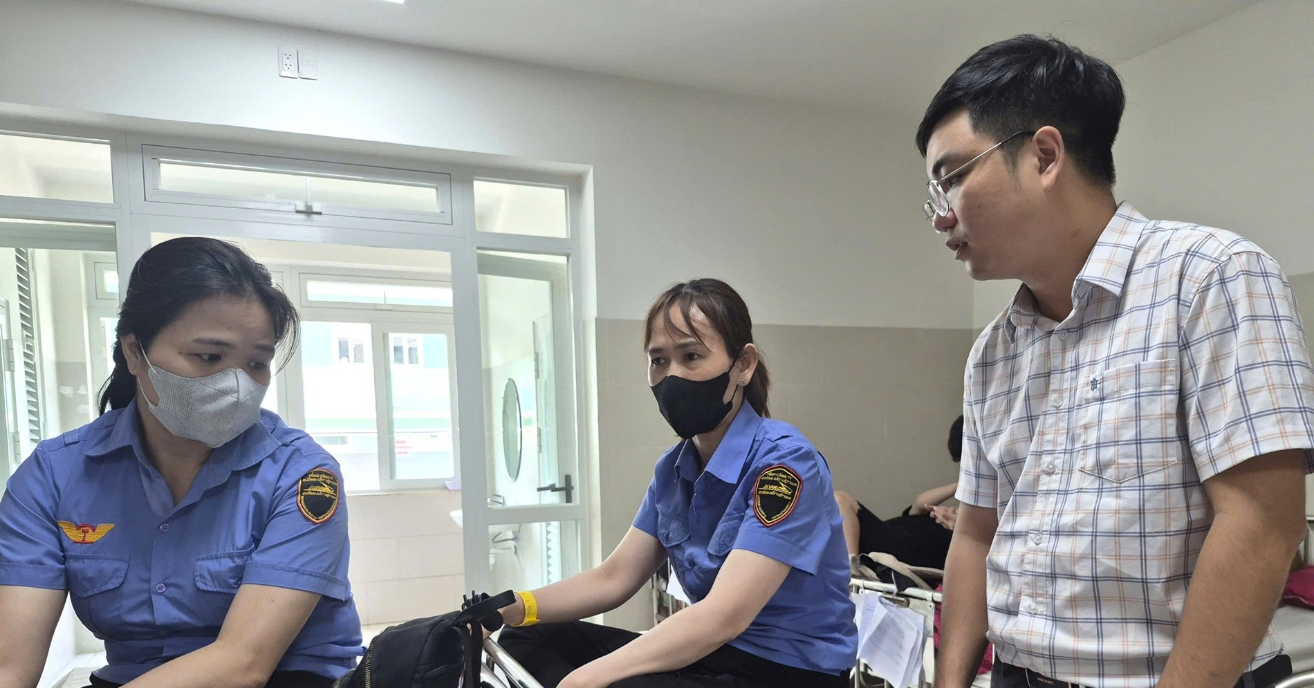 hai nhan vien duong sat ke phut bi nguoi phu nu vuot rao chan hanh hung phai nhap vien 1125