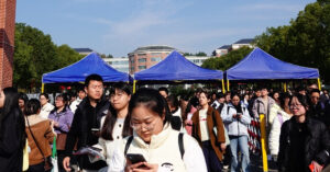 Hang Trieu Nguoi Chen Chan Thi Cong Chuc Ky Vong Cong Viec On Dinh Suot Doi 3064