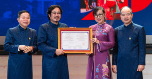 Hieu Truong Dh San Khau Dien Anh Nsut Bui Nhu Lai Lien Tiep Nhan Tin Vui 3933