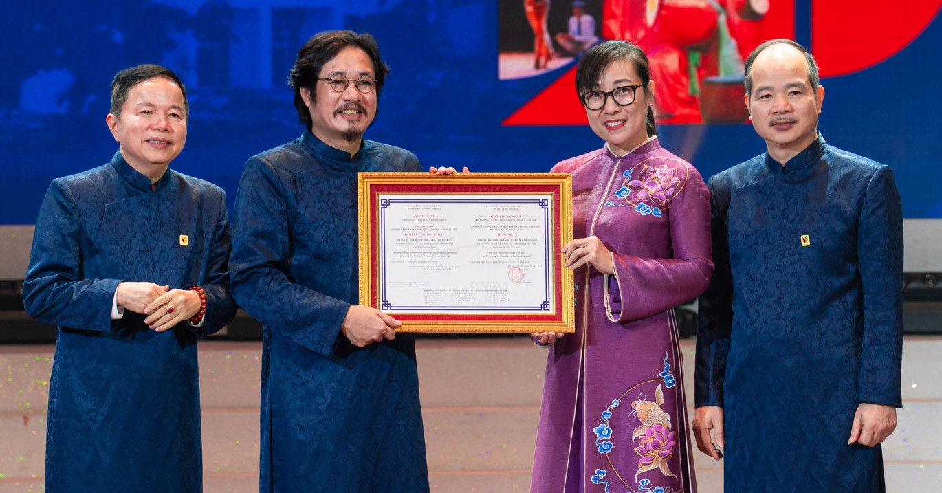 Hieu Truong Dh San Khau Dien Anh Nsut Bui Nhu Lai Lien Tiep Nhan Tin Vui 3933