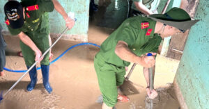 Hinh Anh Quan Doi Cong An Giup Dan Don Bun Lop Mai Nha O Ron Lu 2661