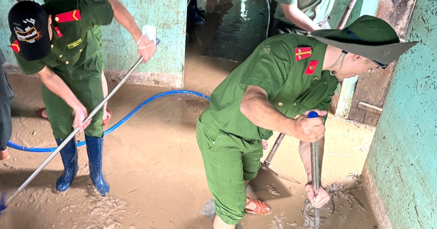 Hinh Anh Quan Doi Cong An Giup Dan Don Bun Lop Mai Nha O Ron Lu 2661