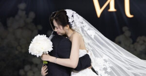 Hoa Hau Do Thi Ha Khoc Noi Voi Chong Anh La Ben Do Binh Yen Nhat Cua Doi Em 2642