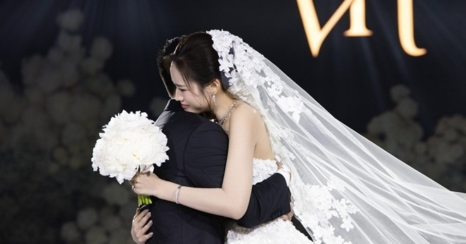 Hoa Hau Do Thi Ha Khoc Noi Voi Chong Anh La Ben Do Binh Yen Nhat Cua Doi Em 2642