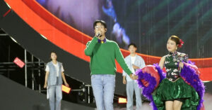 Hoang Thuy Linh Nam Tay Den Vau Hat Tinh Tu O Concert 30 752