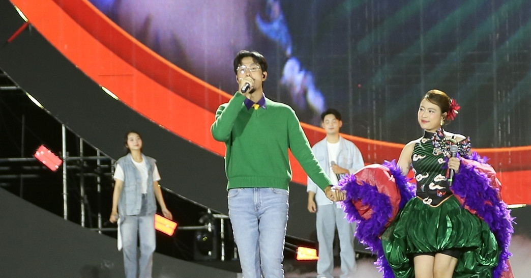 Hoang Thuy Linh Nam Tay Den Vau Hat Tinh Tu O Concert 30 752