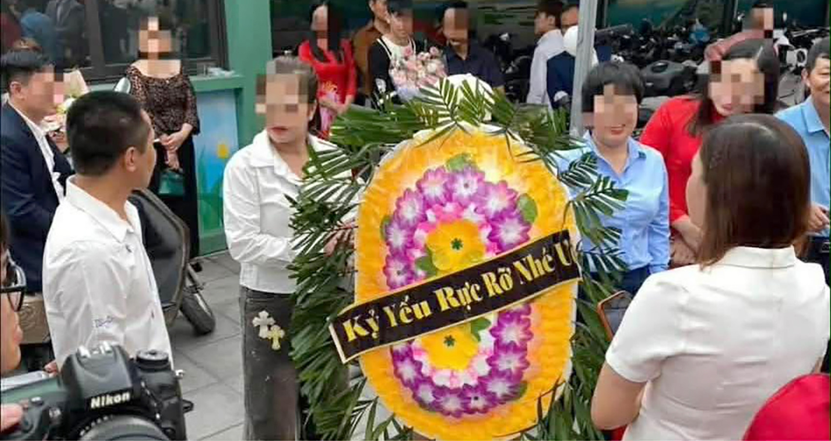 hoc sinh mang vong hoa toi truong ngay chup anh ky yeu 1506