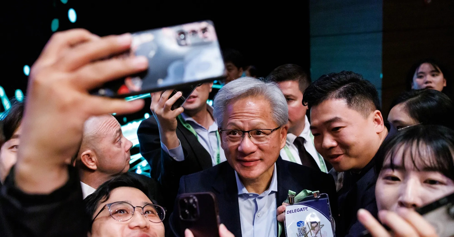 Jensen Huang Chot Don Lien Tuc Dua Nvidia Len Dinh The Gioi Chi Trong 5 Ngay 700