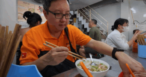 Khach Nuoc Ngoai Thu Pho Ga 150000 Va 60 3511