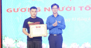 khen thuong nam thanh nien dung cam khong che ke cam dao tan cong phu nu 1711