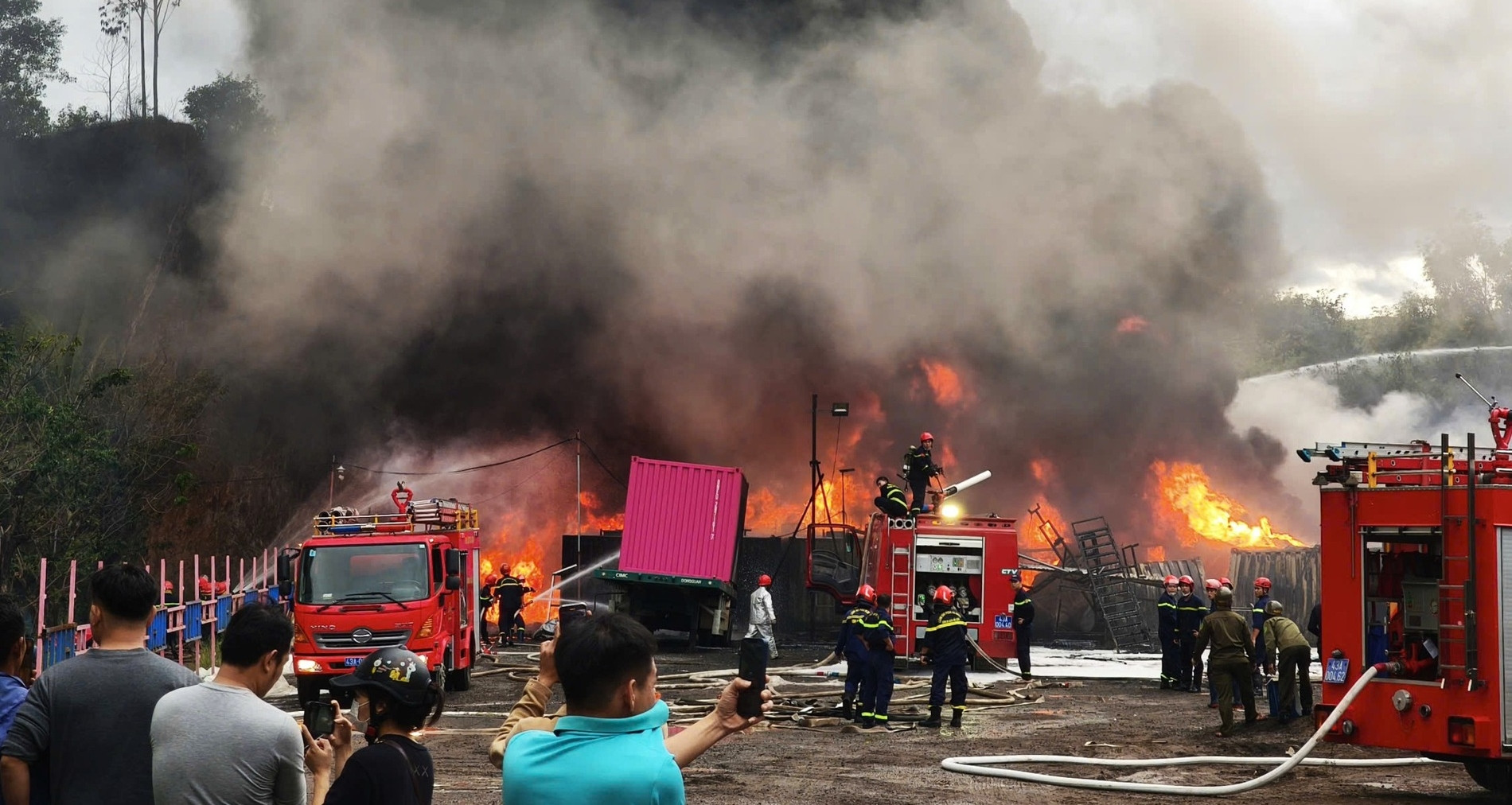 Kho Hang O Da Nang Boc Chay Du Doi Kem Tieng No Lon Cot Khoi Cao Hang Tram Met 2134