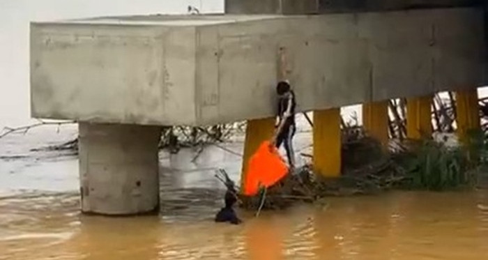 Khoanh Khac Nguoi Hung Ao Den Du Day Xuong Dong Lu Du Cuu Nguoi Bi Cuon Troi 1903
