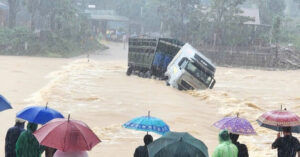 Khoanh Khac Xe Tai Cung Tai Xe Bi Nuoc Lu Cuon Troi Tren Quoc Lo 2214