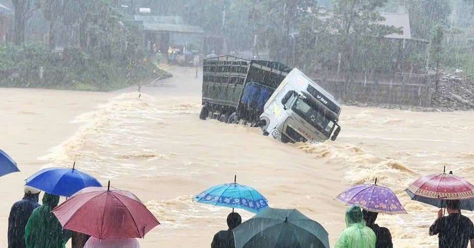 Khoanh Khac Xe Tai Cung Tai Xe Bi Nuoc Lu Cuon Troi Tren Quoc Lo 2214