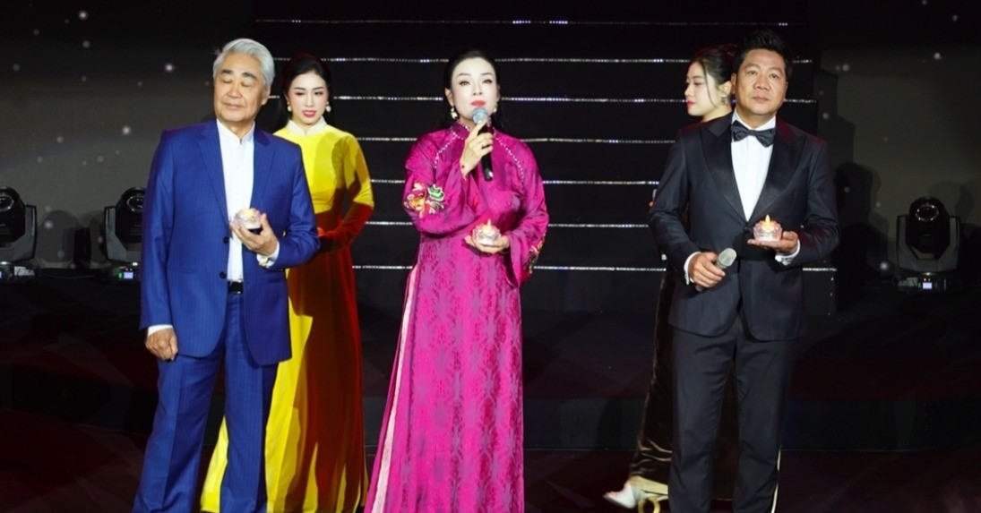 Khoanh Khac Xuc Dong Cua Nsnd Quoc Hung Va Ts Tan Nhan Trong Dem Nhac Tri An Gs Trung Kien 2296