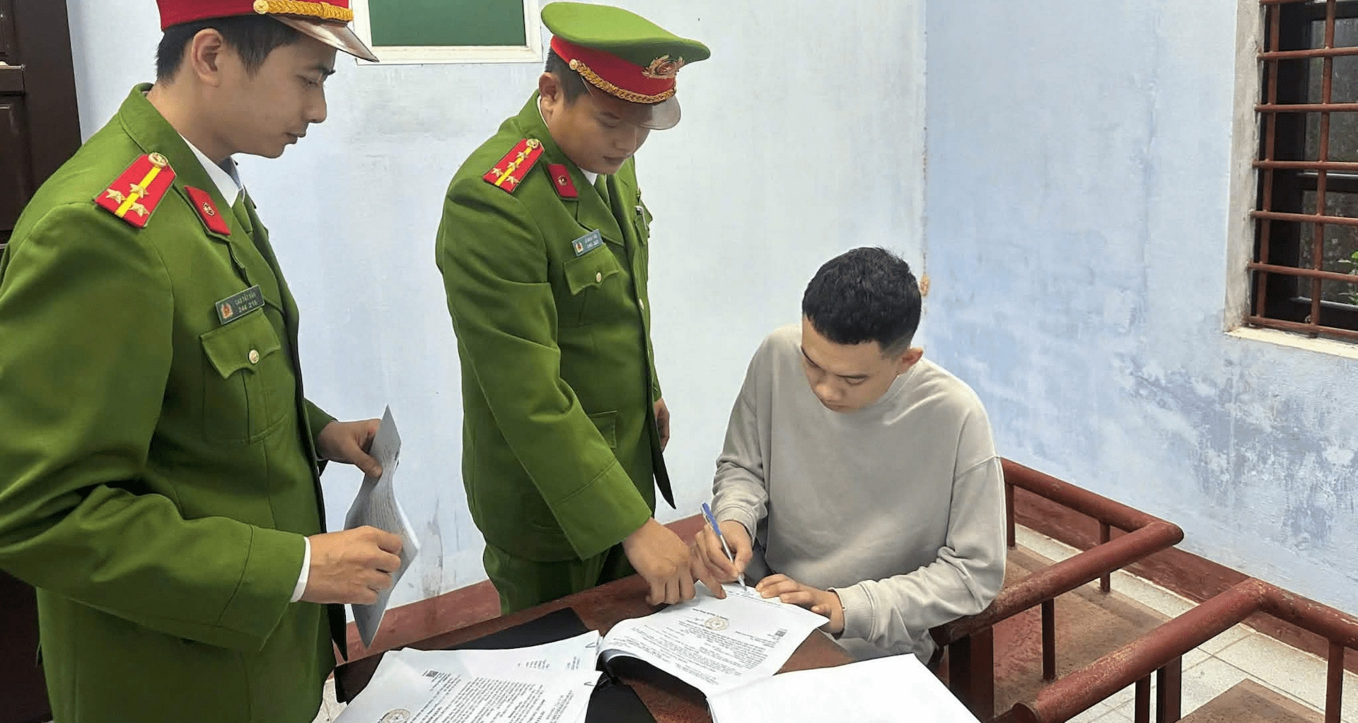 Khoi To Nam Thanh Nien Lai O To Tong Nhom Nguoi Truoc Quan Nhau 3485