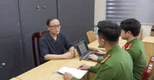 khoi to ong chu vang bao tin minh chau cung con trai 2208