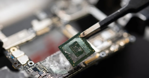 Khung Hoang Chip Tan Cong Cac Hang Dien Thoai Xe Hoi 8