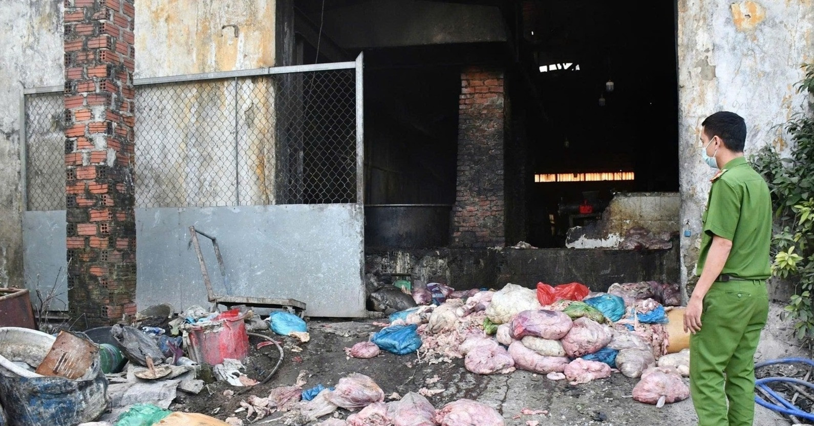 Kinh Hai Co So Che Bien Mo Ban Nup Trong Nghia Trang O Da Nang 1930