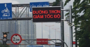 lap loa man hinh led ho tong nguoi dan qua cau sai gon an toan ngay mua giong 2952