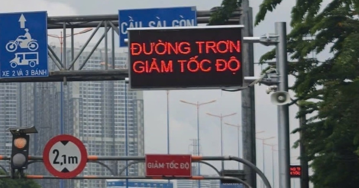 lap loa man hinh led ho tong nguoi dan qua cau sai gon an toan ngay mua giong 2952
